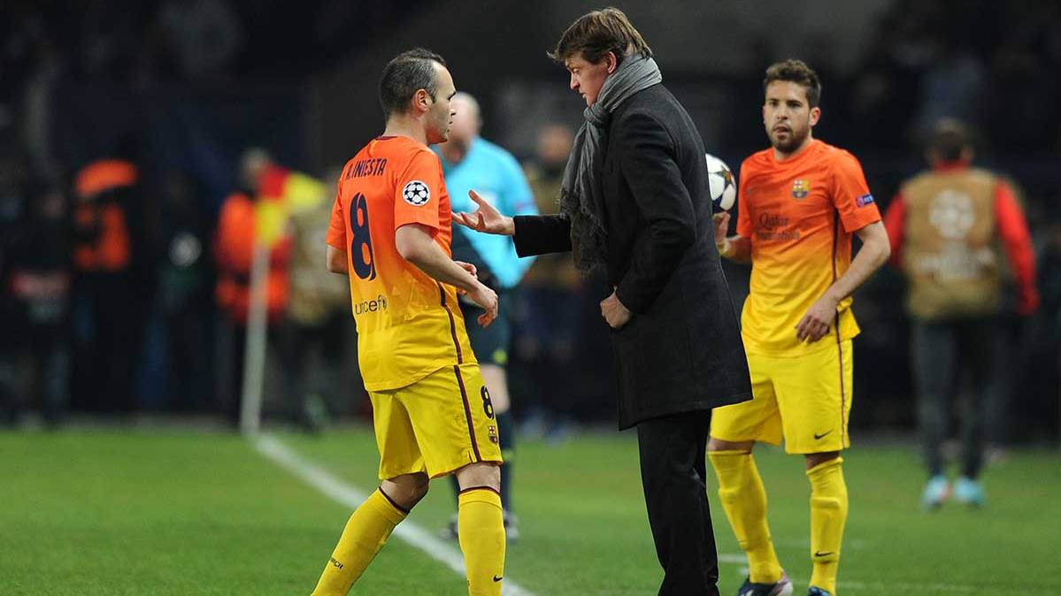 Andrés Iniesta speaking with Tito Vilanova in a meeting of Champions in front of the PSG