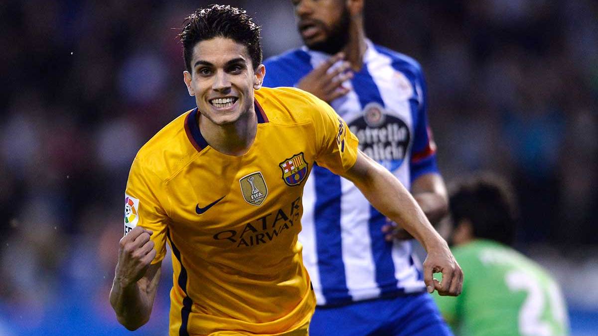 Marc Bartra celebrates the goal in front of the Sportive of the Coruña