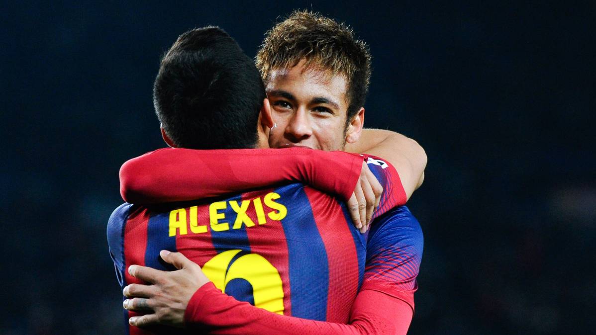 Neymar y Alexis Sánchez, abrazándose con la camiseta del Barça