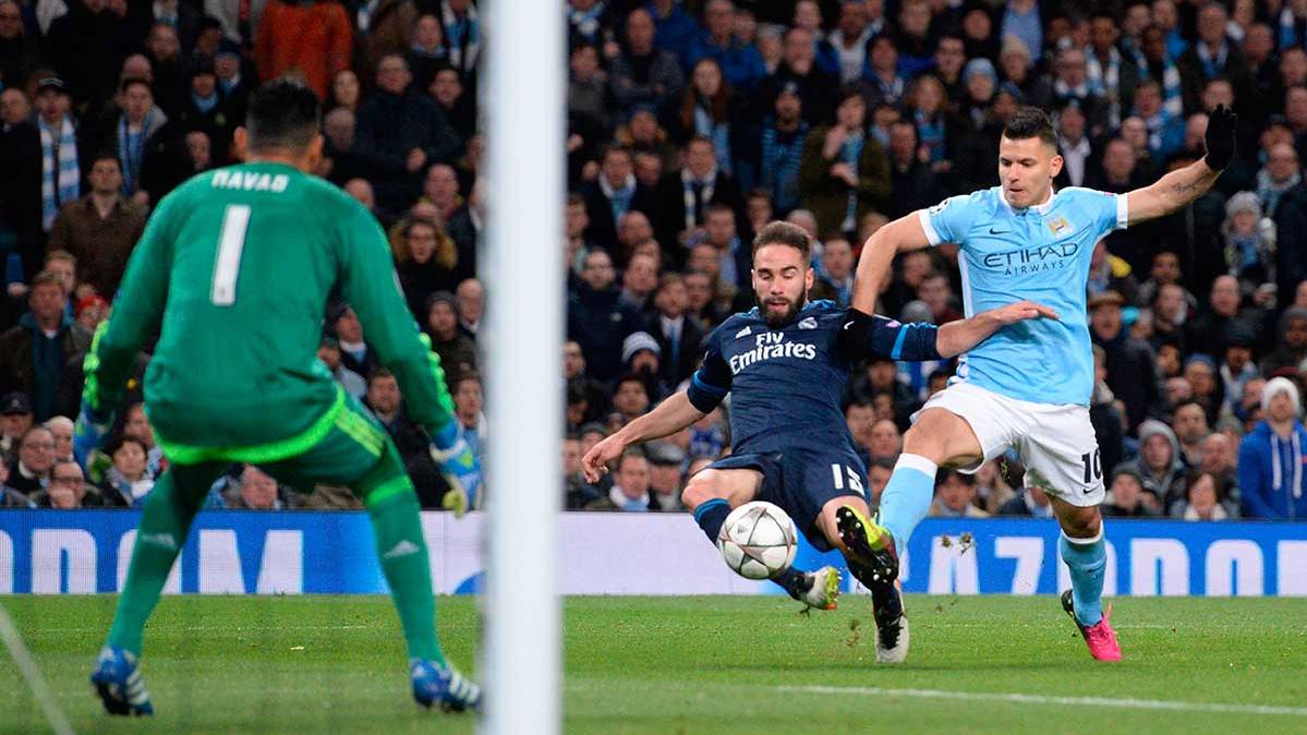 Sergio Agüero struggles a ball in front of Carvajal and with the attentive look of Keylor Navas