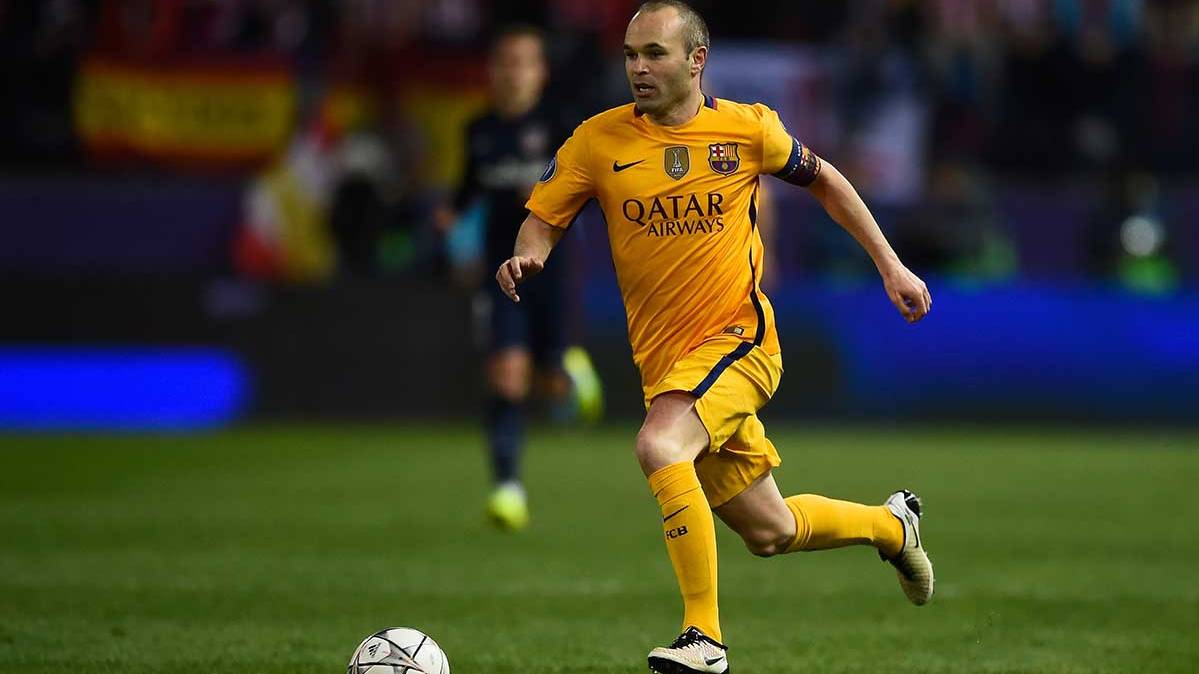 Andrés Iniesta directs the creation of the FC Barcelona in this 2015-2016