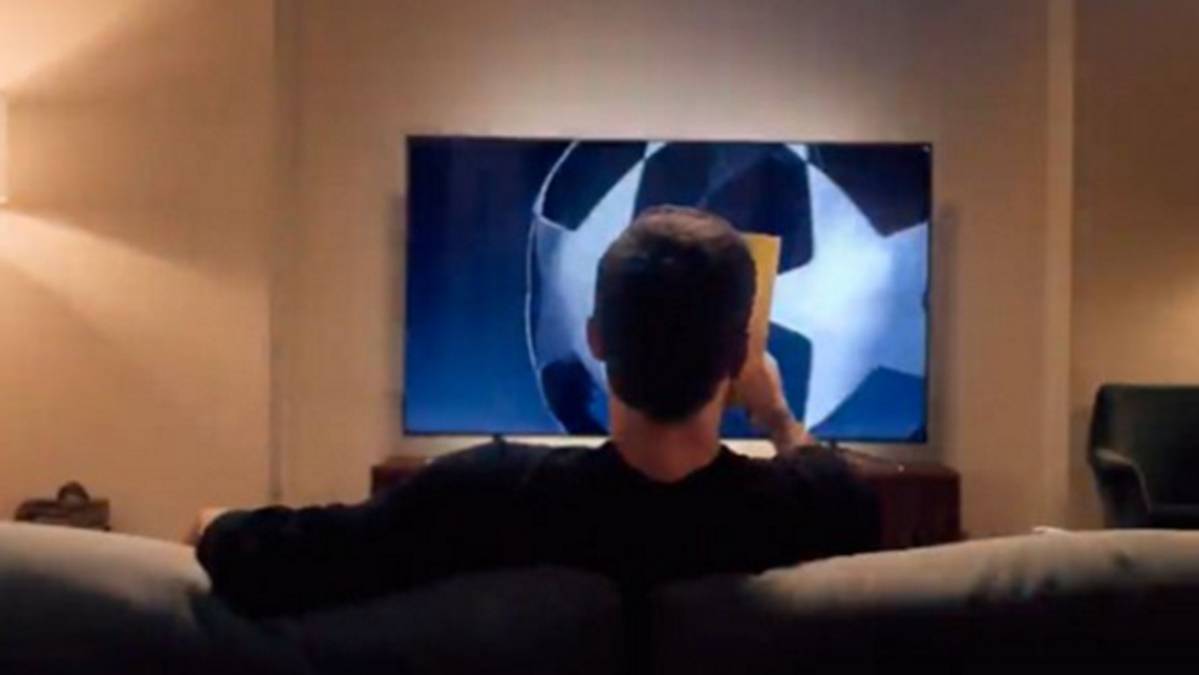 Capture of screen in which it appears Messi in a sofa seeing the Champions