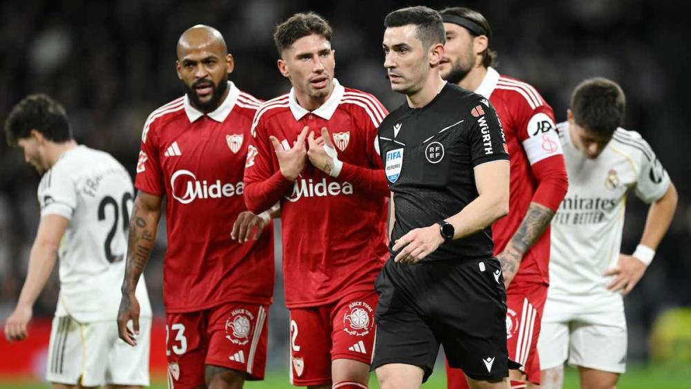 Los jugadores del Sevilla protestan al árbitro en el Bernabéu