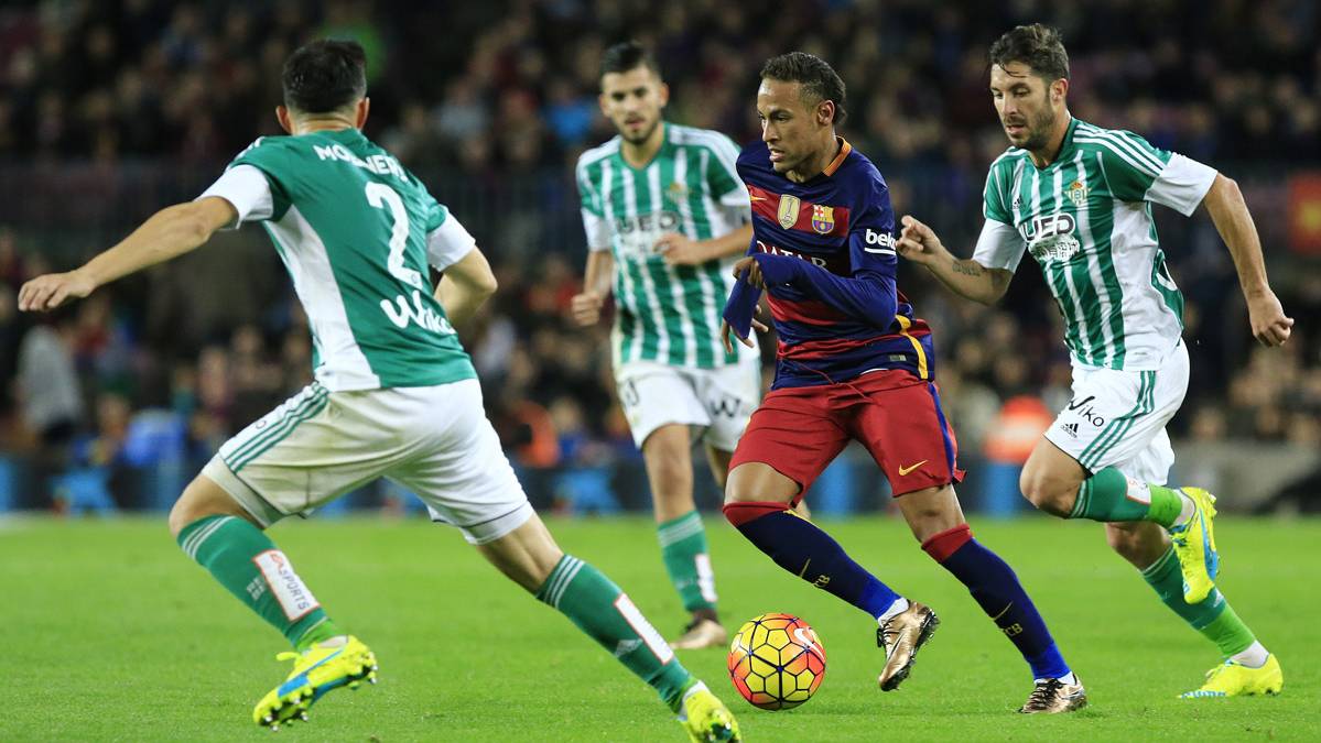 Neymar Jr, surrounded of players of the Real Betis