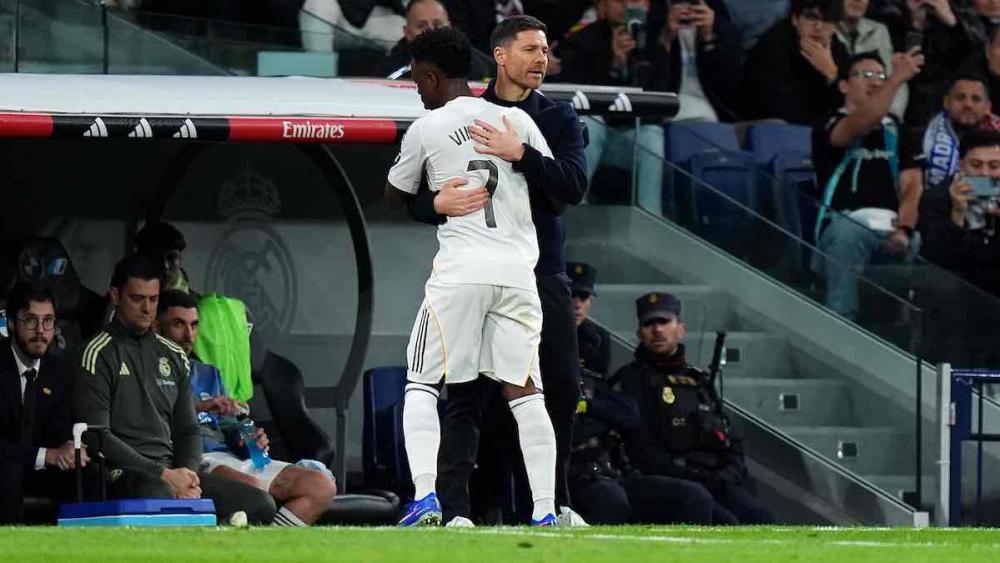 Vinicius se abraza a Xabi Alonso en el Real Madrid-Sevilla