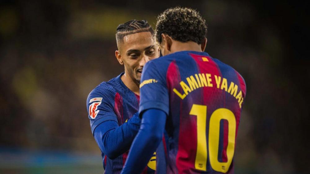 Lamine Yamal y Raphinha celebrando un gol en Villarreal
