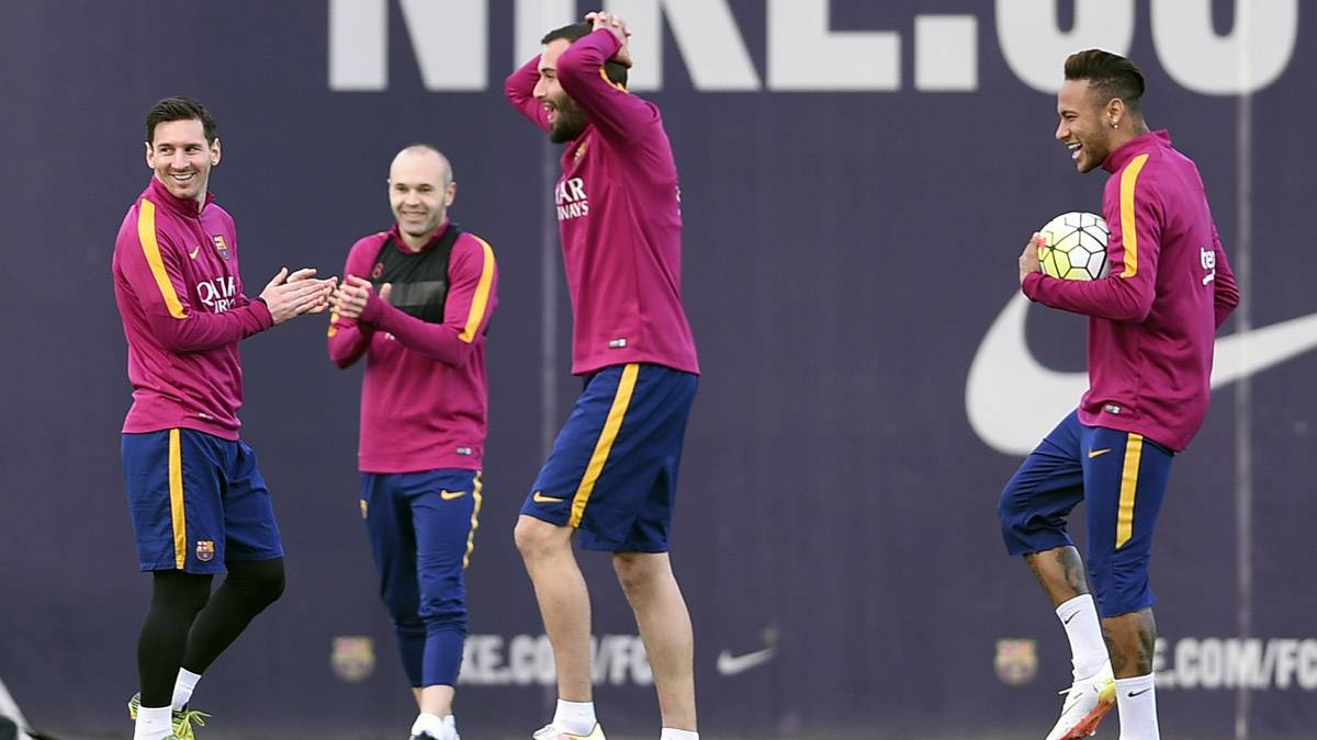 Aleix Vidal, carrying the hands in command in a train