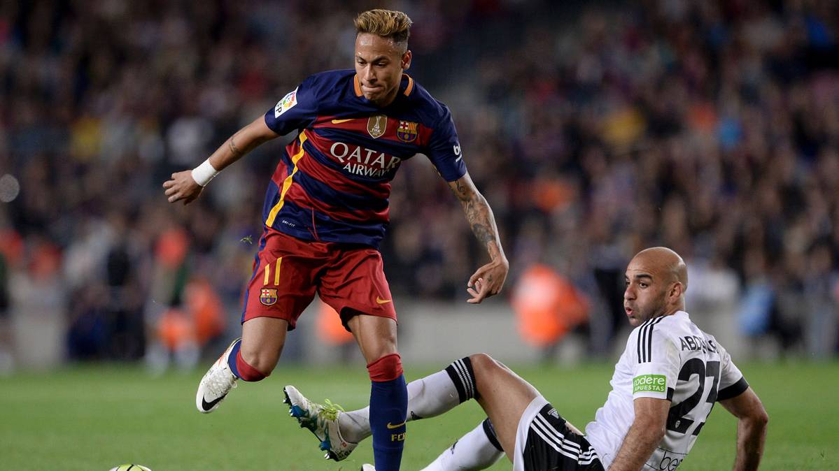 Neymar Jr, marchándose de un defensor contra el Valencia