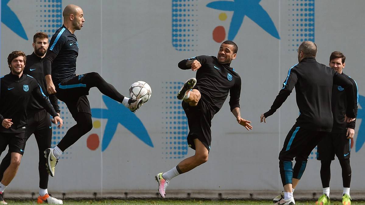 Mascherano y Alves, disputando un balón en el entreno
