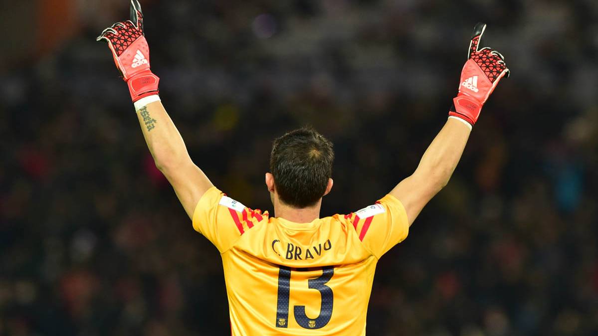 Claudio Bravo, celebrando un gol del FC Barcelona