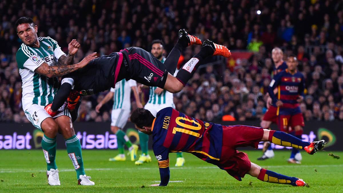 Adán, despejando de puños un balón que iba a rematar Messi