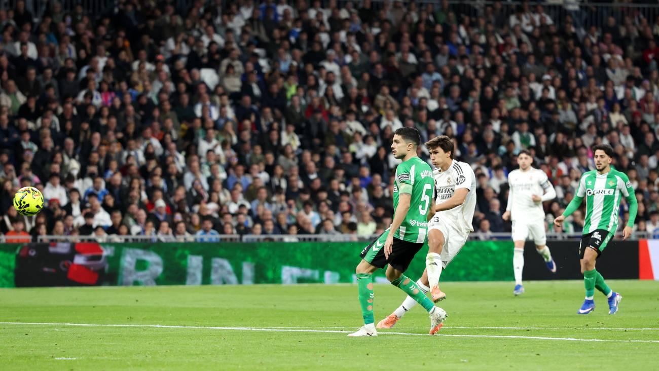 Gonzalo García hizo el 2-0 parcial de volea