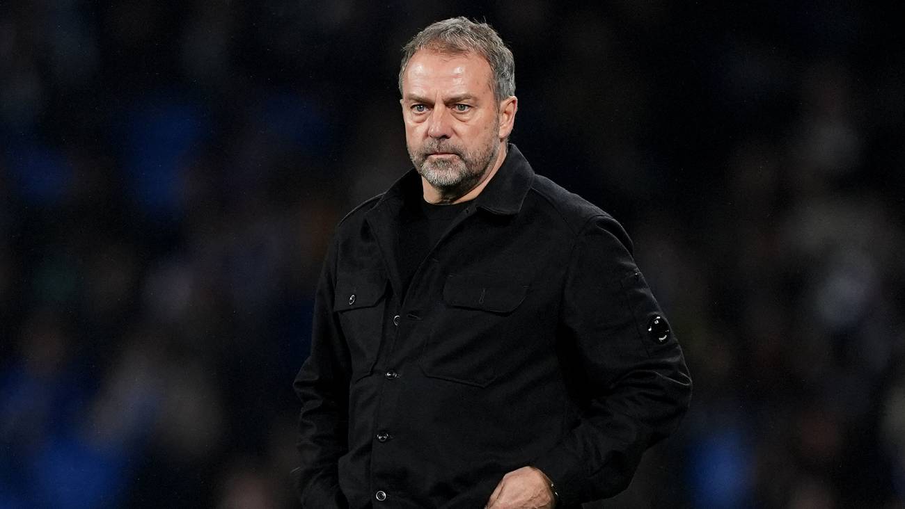 Hansi Flick respalda a Frenkie de Jong por las críticas a Gil Manzano