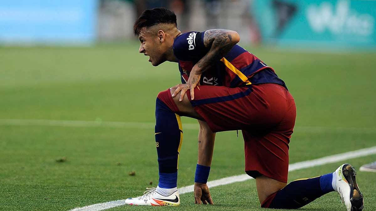 Neymar Júnior Went back to cause a yellow cardboard to his marker by third consecutive party