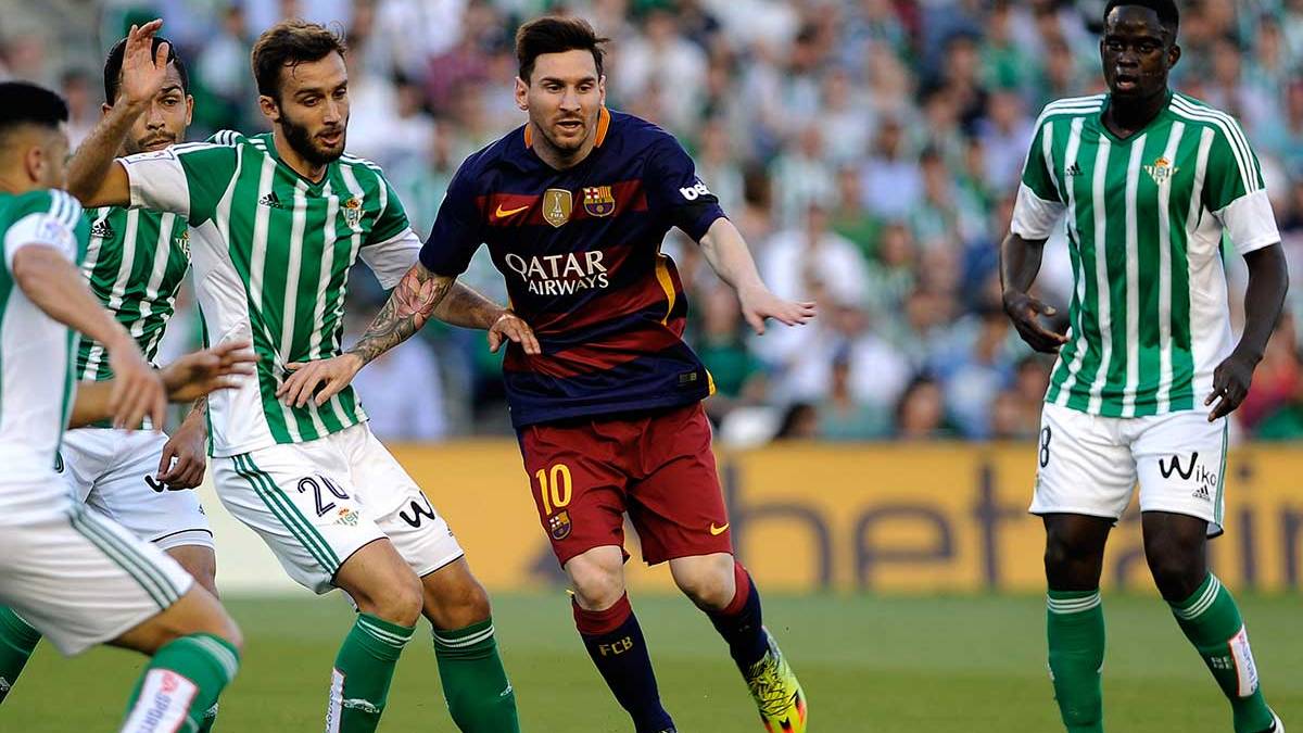 Him oMessi pursued by half team of the Real Betis