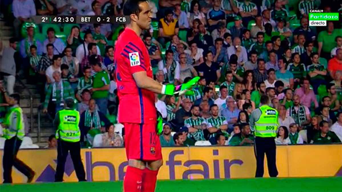 Claudio Bravo with clear symptoms of pain in front of the Real betis