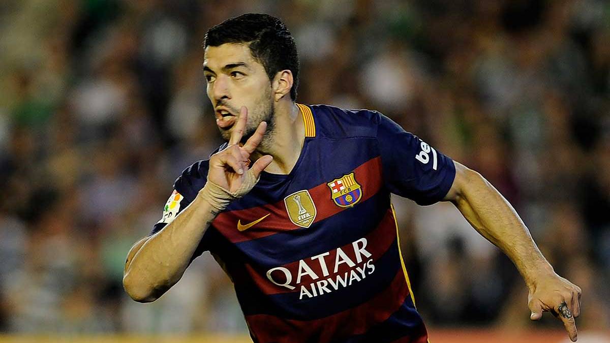 The forward of the FC Barcelona Luis Suárez celebrates his goal in front of the Real Betis