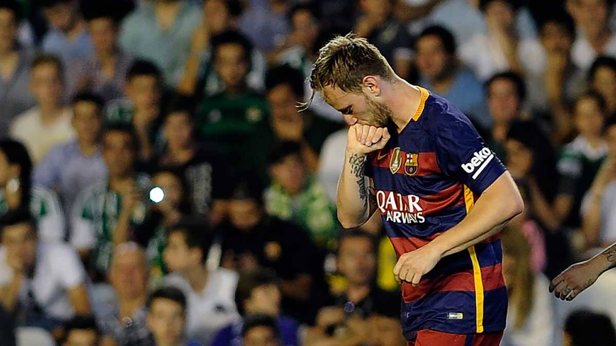 Ivan Rakitic celebrates his goal in front of the Real Betis