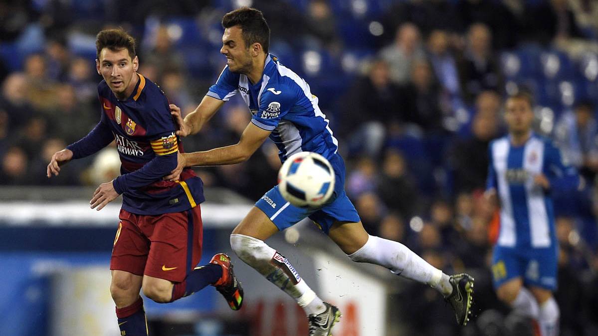 Leo Messi, luchando por un balón con un jugador del Espanyol