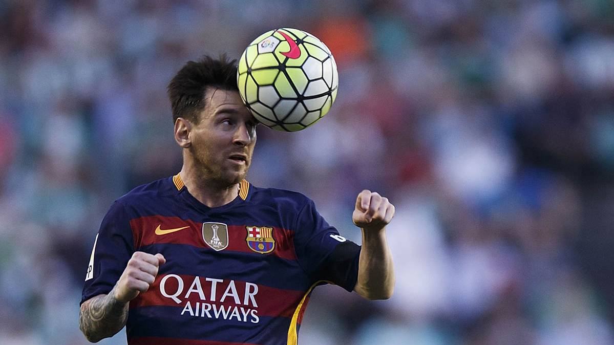 Leo Messi, controlando un balón con la cabeza ante el Betis