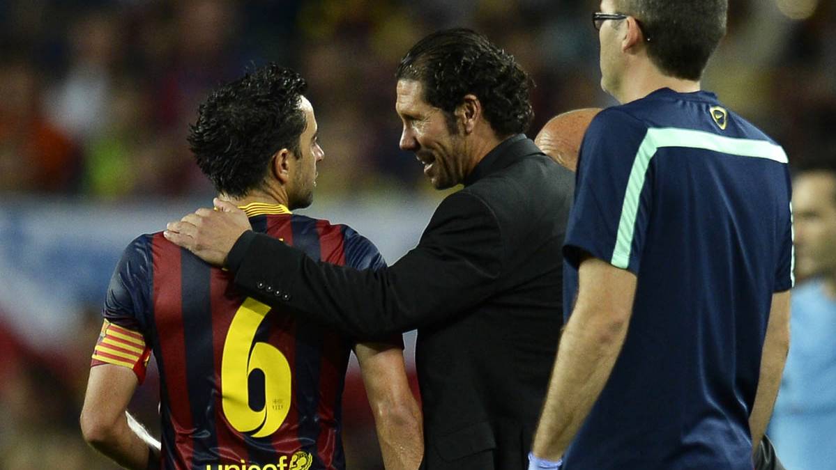Simeone, conversing with Xavi in an image of archive