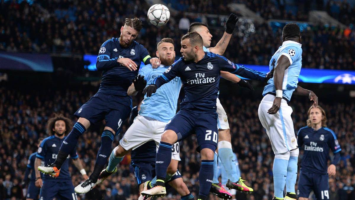 Otamendi, pugnando in a jump with players of the Real Madrid