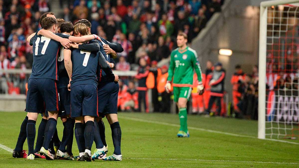 The players of the Athletic of Madrid celebrate the goal of Antoine Griezmann