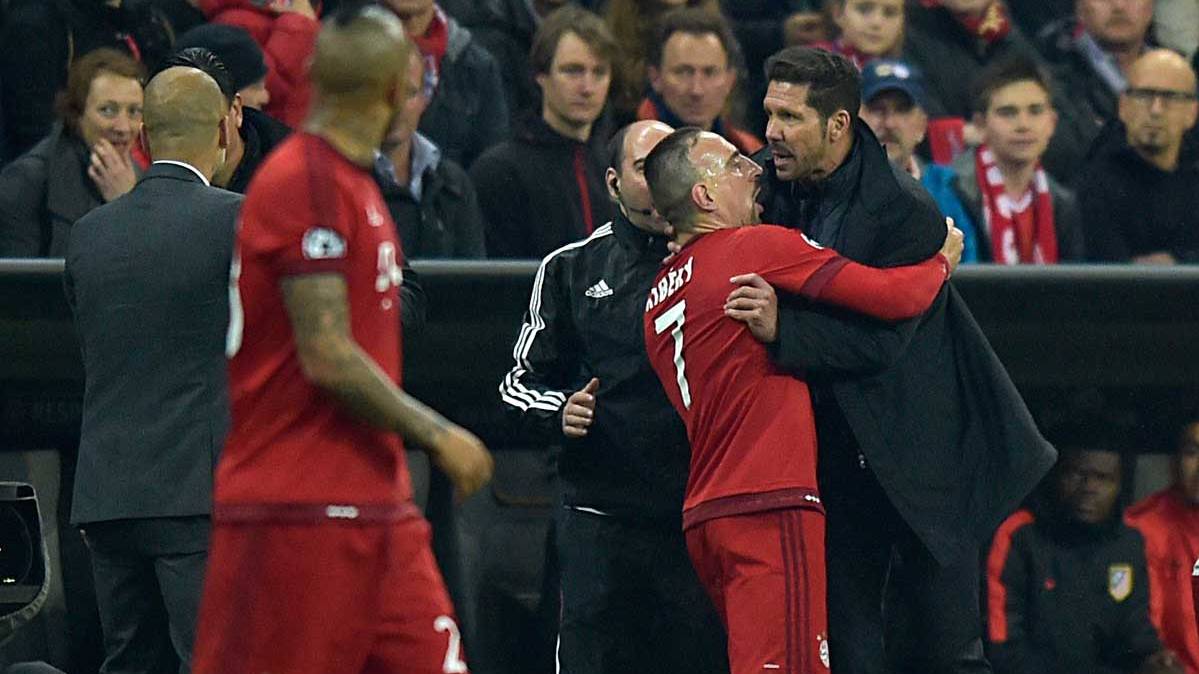 Diego Simeone y Franck Ribéry enzarzados en una polémica en la primera parte