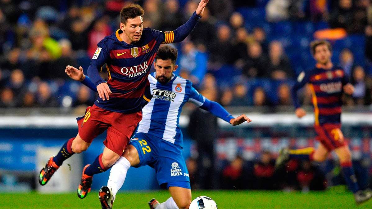 Leo Messi se lleva una buena tarrascada en el partido ante el RCD Espanyol