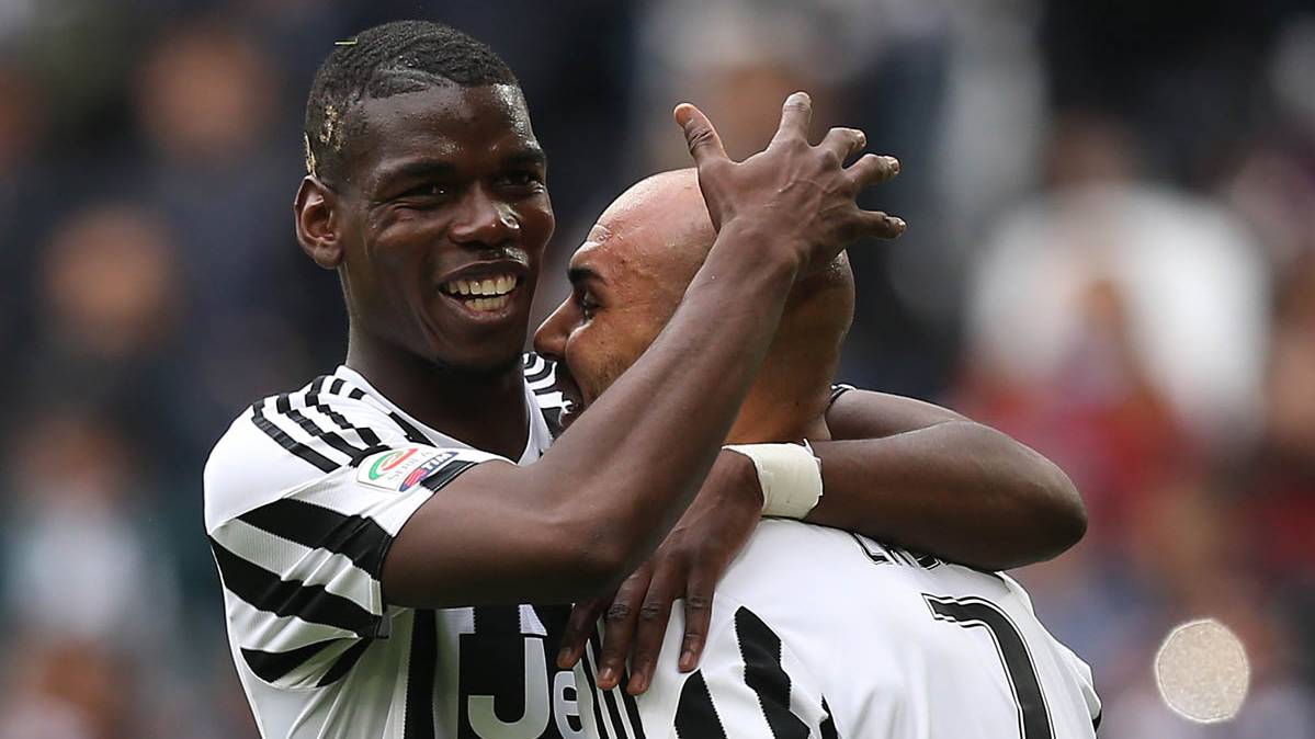 Paul Pogba, celebrando un gol con un compañero en la Juventus