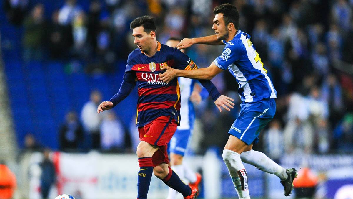 Leo Messi, protegiendo un balón de la presión del Espanyol