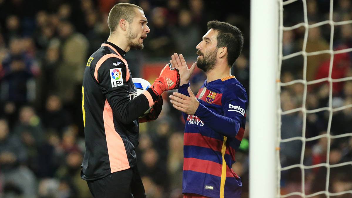 Pau López, encarándose with Burn Turan in the last "derbi"