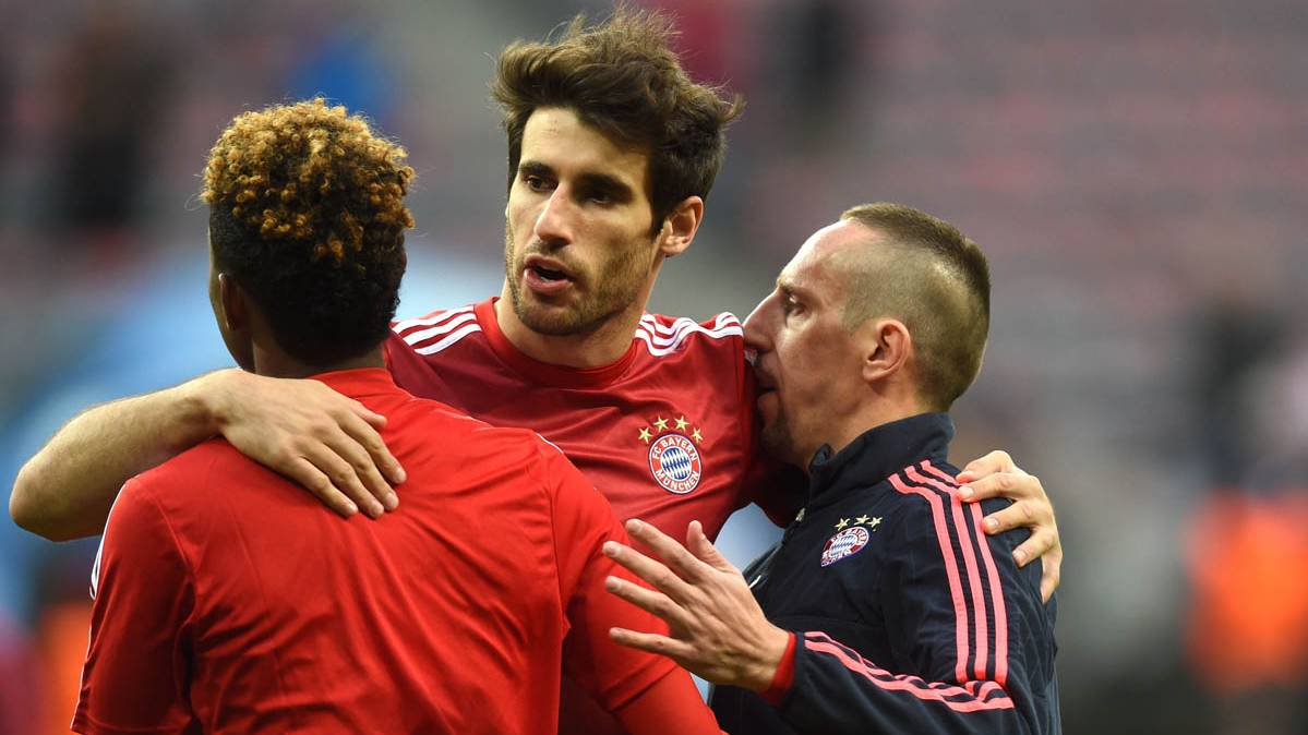 Javi Martínez, consolando a sus compañeros tras la eliminación de Champions