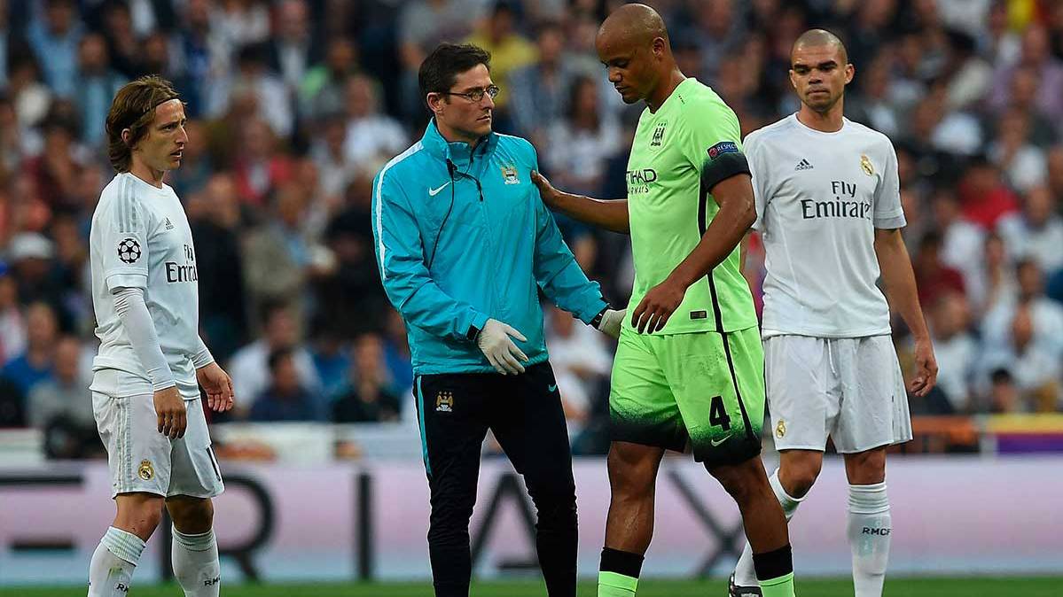 Vicent Kompany retirándose lesionado durante el partido frente al Real Madrid