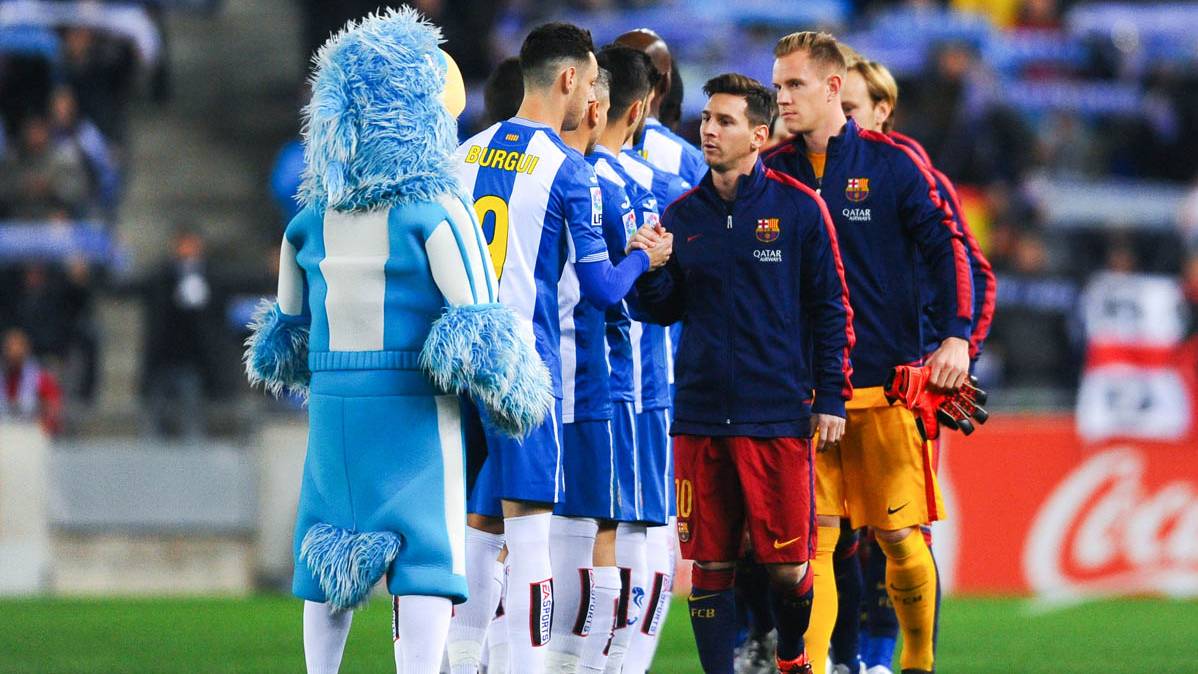 FC Barcelona y Espanyol, saludándose antes de un partido en Cornellá