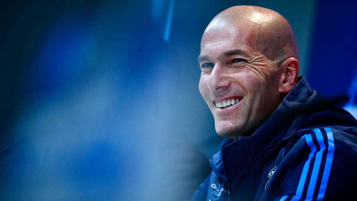 Zinedine Zidane, seated in the bench of the Real Madrid