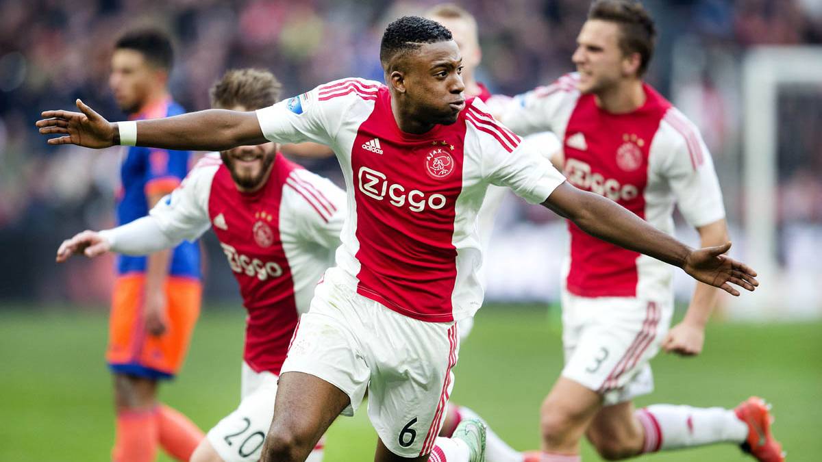 Riechedly Bazoer, celebrating a goal with the Ajax