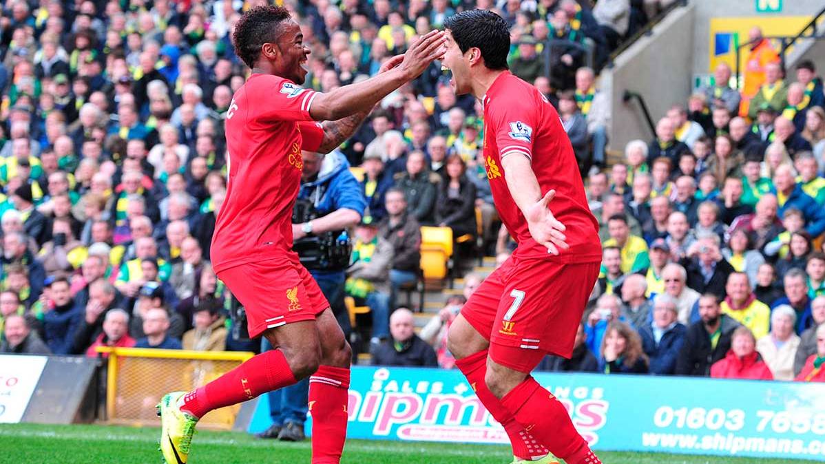 Sterling and Luis Suárez celebrating a goal when they were players of the Liverpool