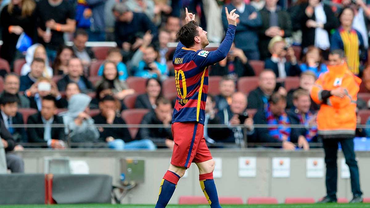 Lionel Messi celebrates the goal of fault to the RCD Espanyol