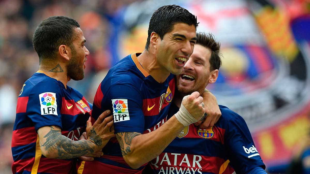 Luis Suárez celebrates his first goal in front of the RCD Espanyol