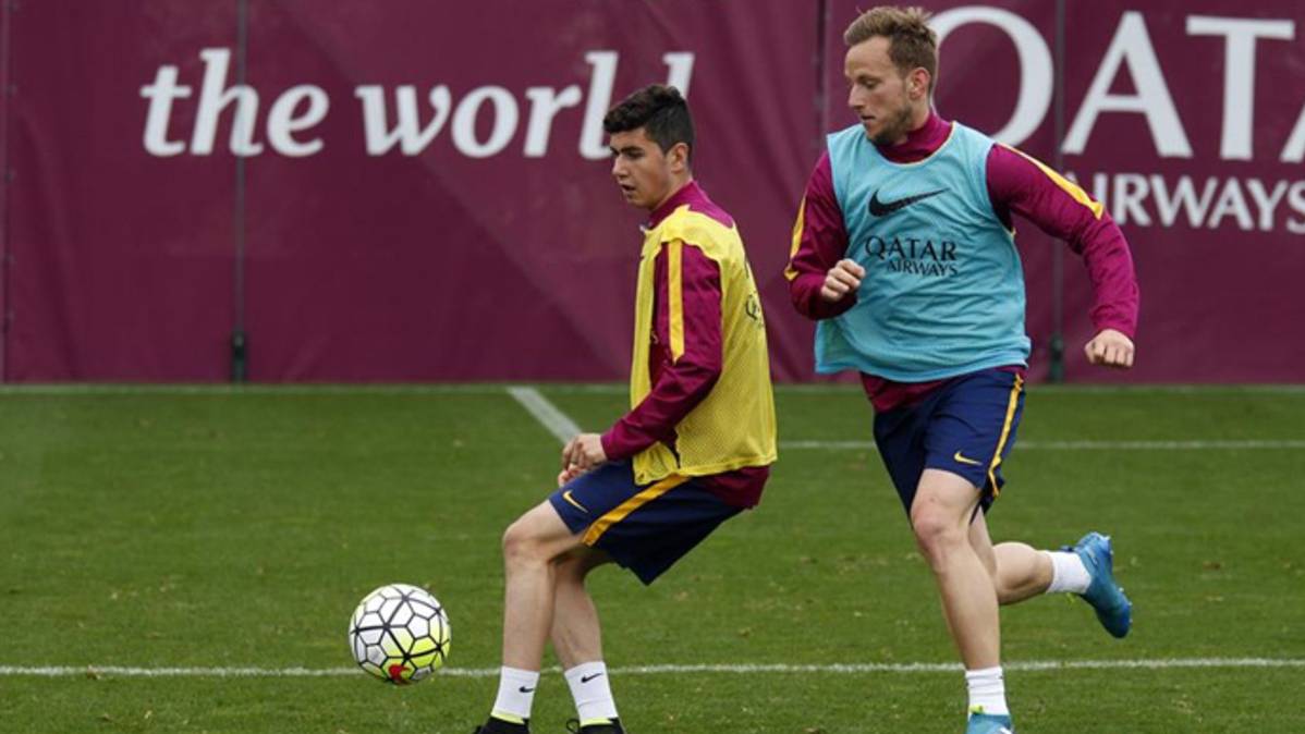 Rafael Mújica exercises  in the Ciutat Esportiva beside the players of the FC Barcelona