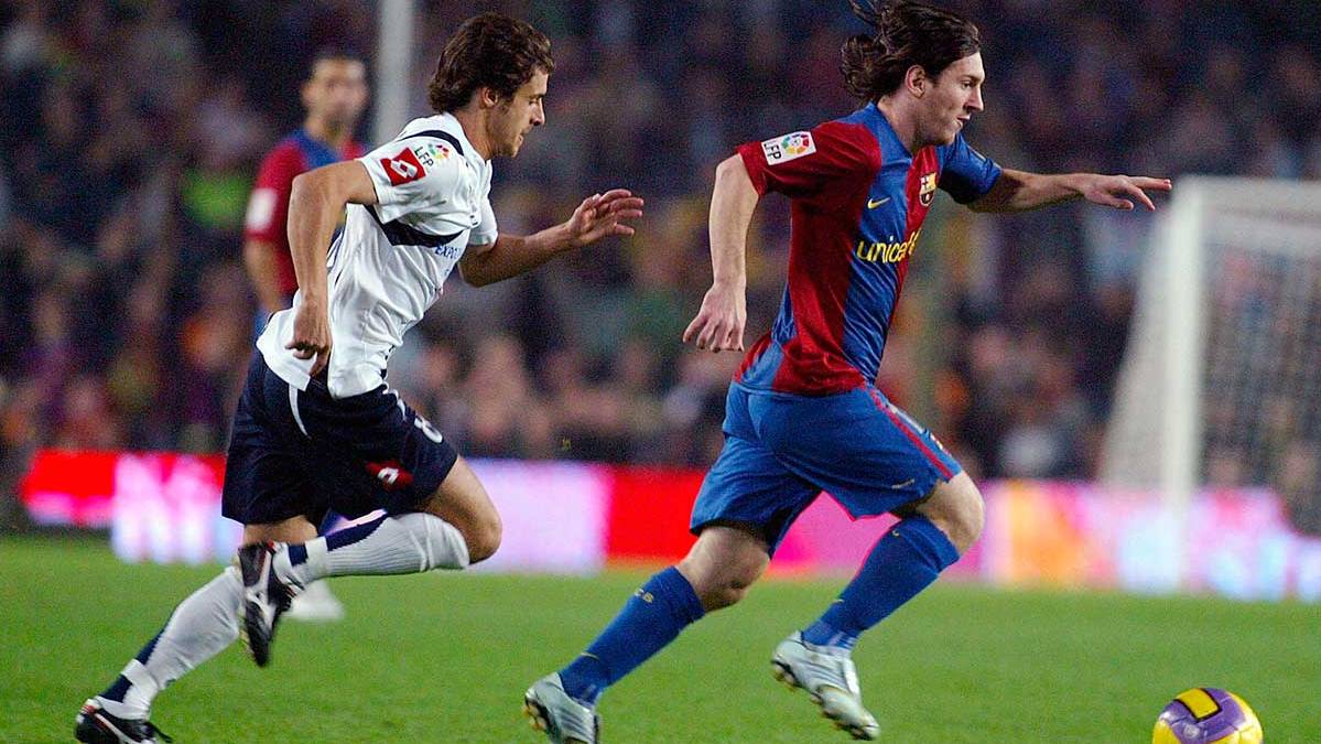 Pablo Aimar persigue a Leo Messi durante un partido de la Liga BBVA