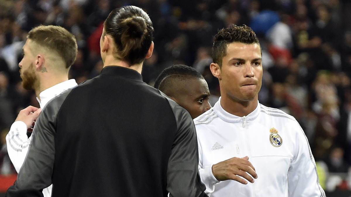 Cristiano Ronaldo, saludándose con Ibrahimovic tras un PSG-Real Madrid