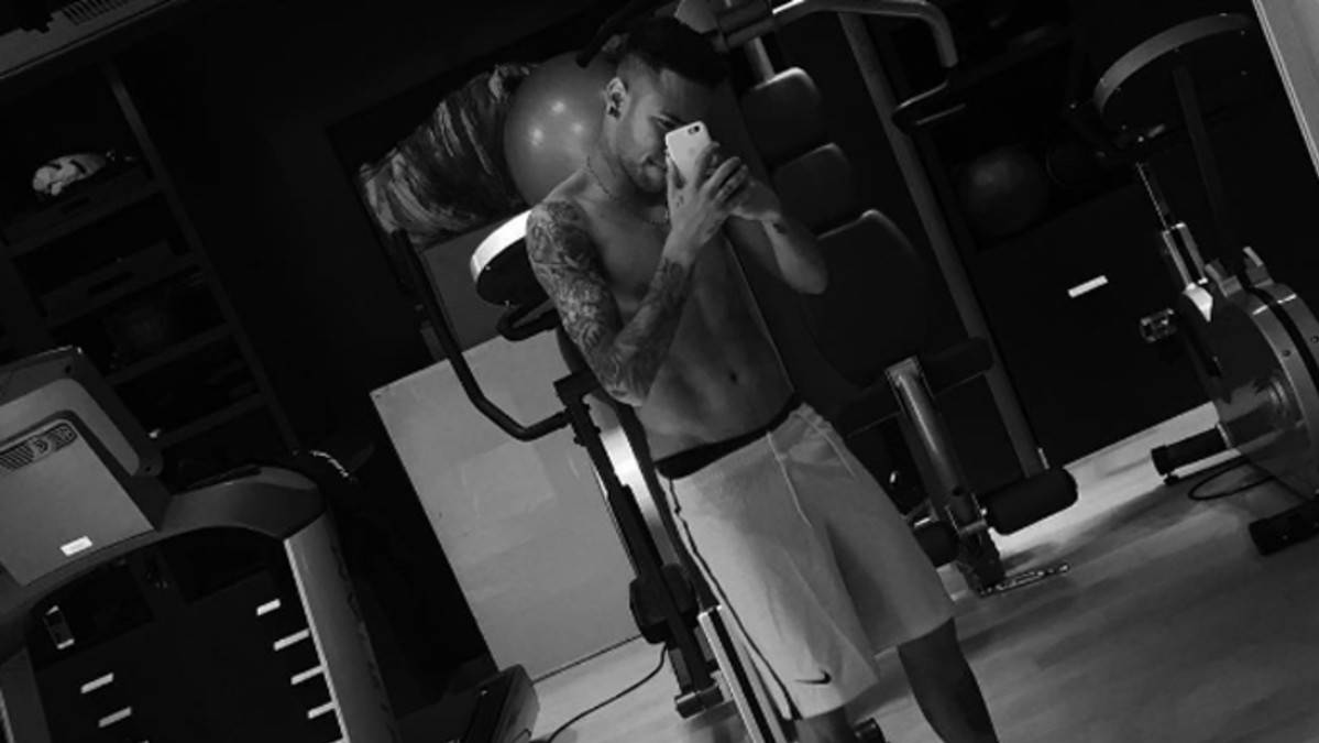 Neymar Jr, fotografiándose en el gimnasio de su domicilio