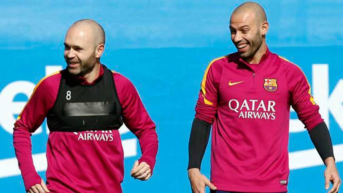 Iniesta y Mascherano en un entrenamiento del FC Barcelona
