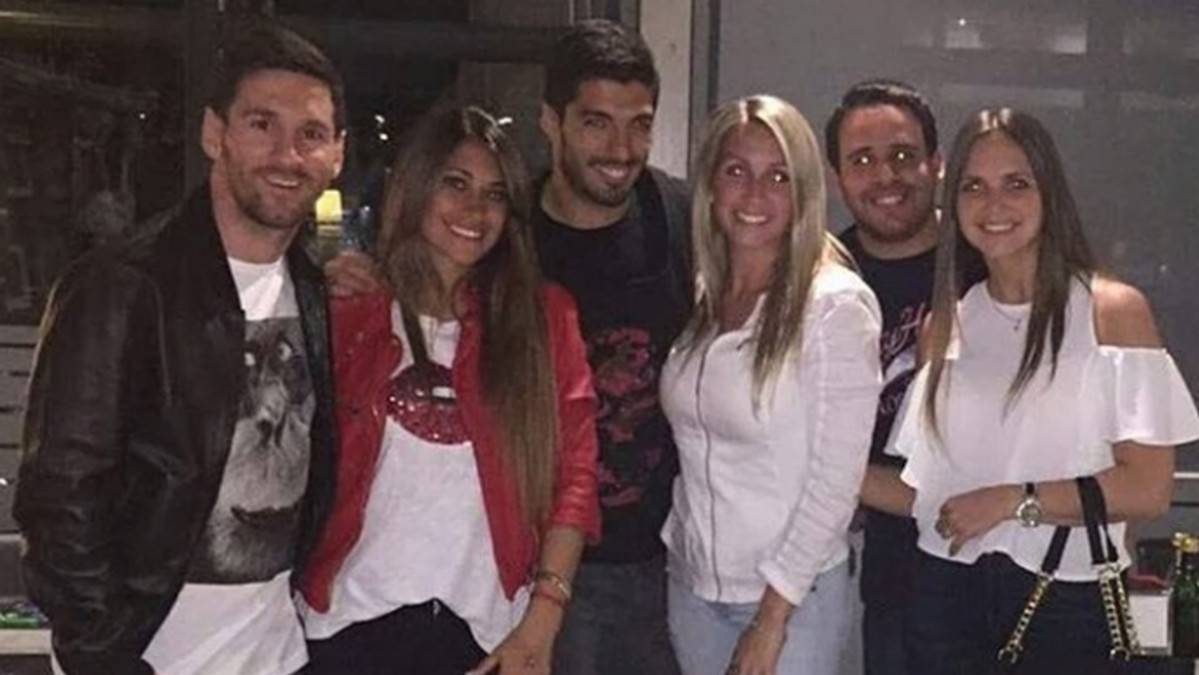 Messi, Suárez, sus parejas y unos amigos antes de cenar