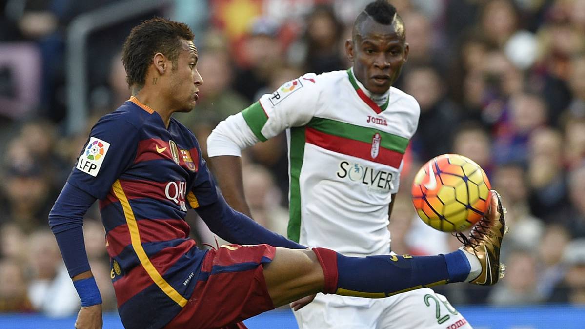 Neymar Jr, en una acción con un jugador del Granada