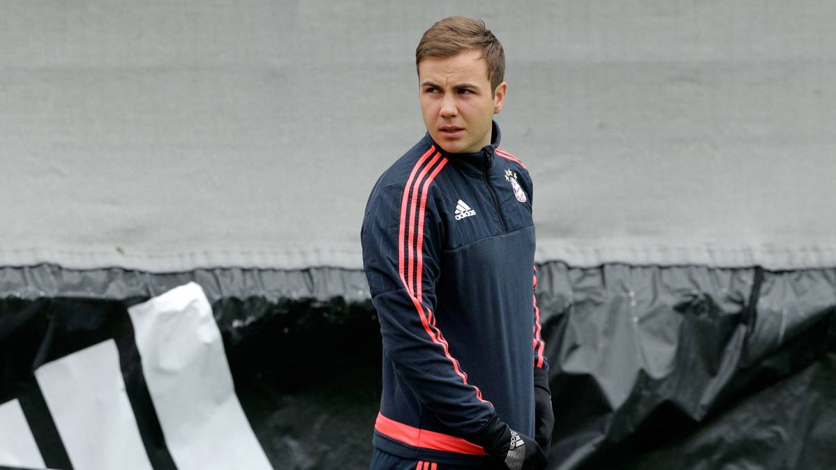 Mario Götze, strolling by the Sportive City of the Bayern