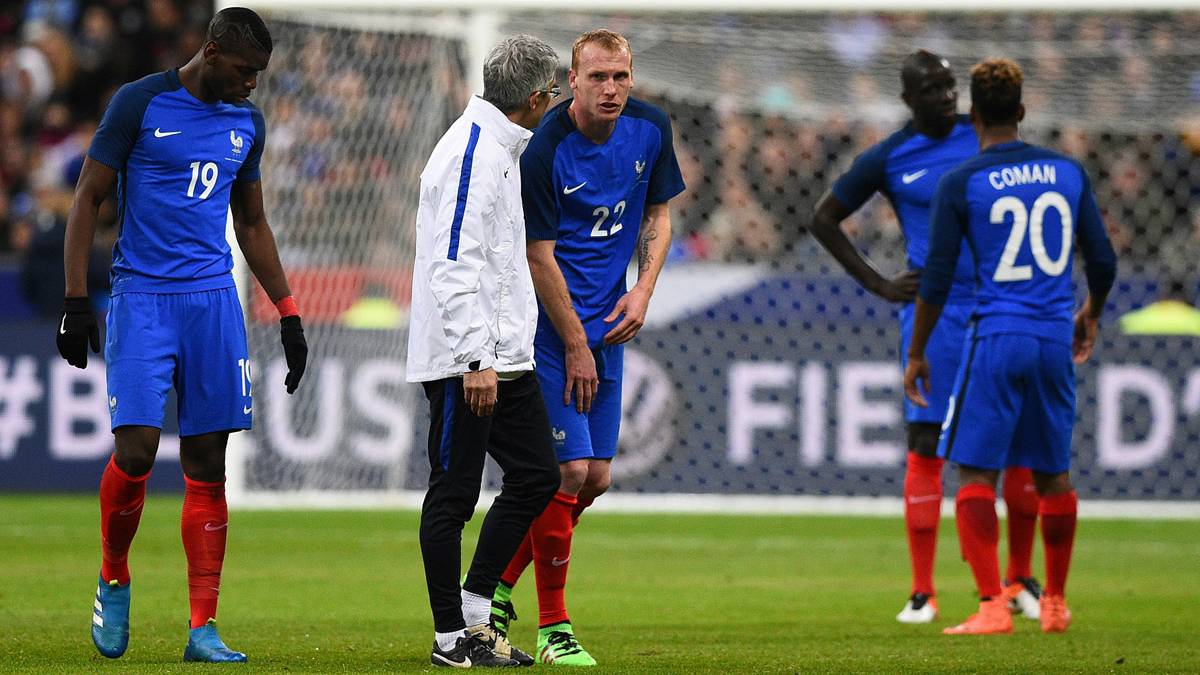Jeremy Mathieu, when  lesionó of the knee with France