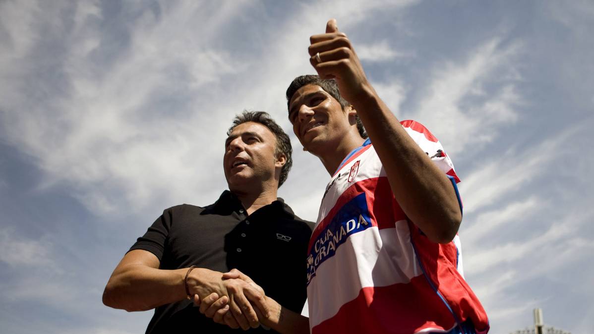 Quique Pina, presenting to a new player of the Granada